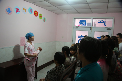 荥阳市人民医院多形式开展世界母乳喂养周宣传活动