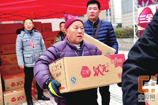 　　86岁的张镇藩老人是活动中年龄最大的志愿者