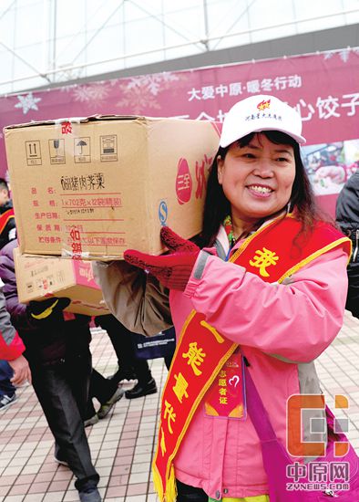 　　志愿者将饺子送到城市各个角落