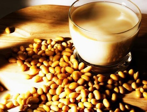 饮食养生:喝豆浆3大好处1个坏处