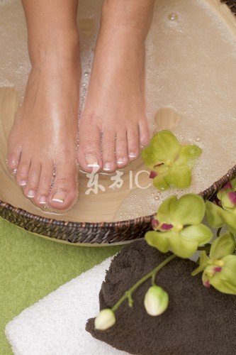 几点泡脚最补肾？盐水泡脚治百病