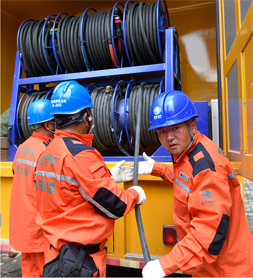 7月24日，国家电网的工作人员正在对二七区抢修恢复供电