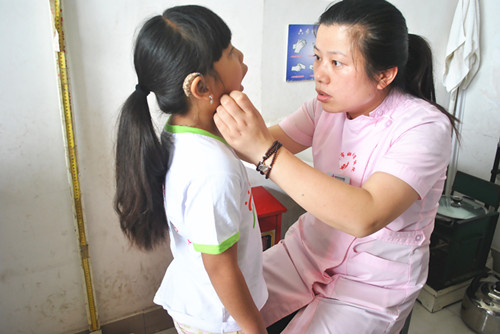 关注聋哑儿  奉献爱心