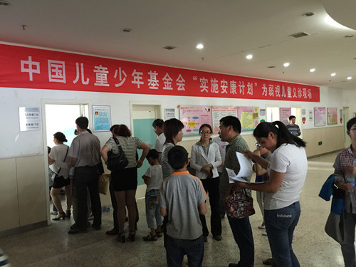 中国儿童少年基金会项目合作部来登封为弱视儿童义诊活动