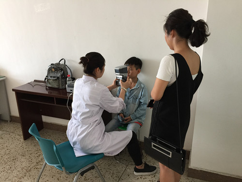 中国儿童少年基金会项目合作部来登封为弱视儿童义诊活动