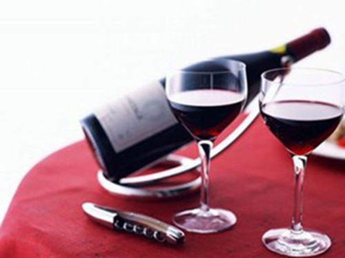 喝红酒可降低男人患肺癌风险