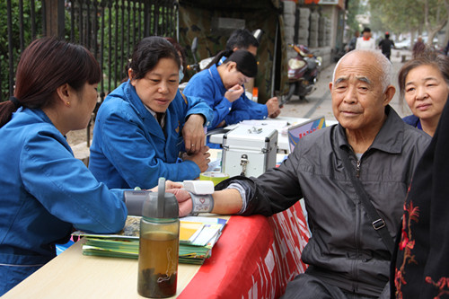 2015年郑州市“全国高血压日”宣传活动