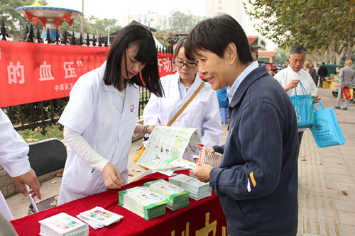 2015年郑州市“全国高血压日”宣传活动